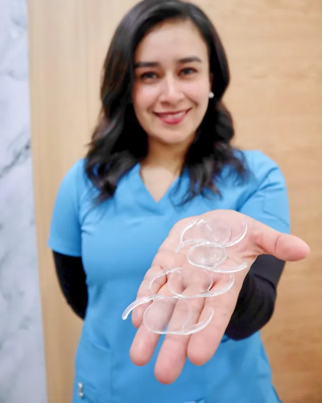 La Dra. Salinas muestra modelos de lentes intraoculares
