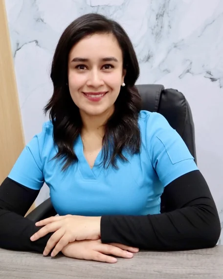 Dra. Liliana Salinas Cerrillo en su consultorio